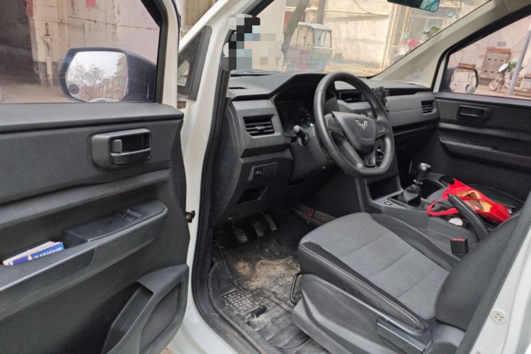 Used Wuling Hongguang PLUS 2019 1.5T Manual Standard Edition 5 Seats
