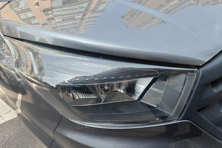 Used Jinbei Gold Hiace 2023 1.5L Passenger Van Travel Lion 5/6/7-Seater with Central Air Conditioning Right Front Headlight