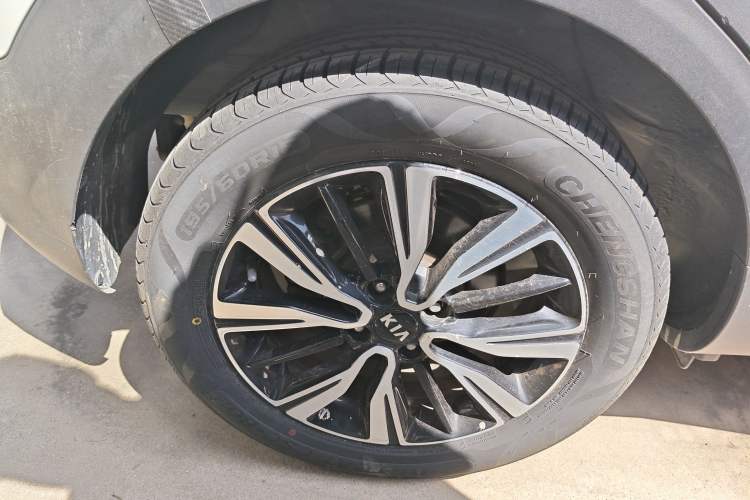 Used Kia kx1 Stonic 2021 1.4L Automatic Fun Edition Exterior 5