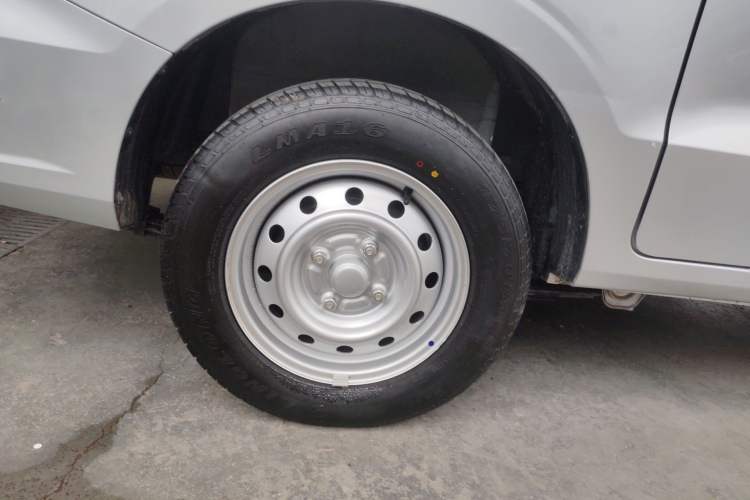 Used Wuling Hongguang V 2022 1.5L Jingqu Edition Electric-Assist LAR Right Rear Wheel Hub