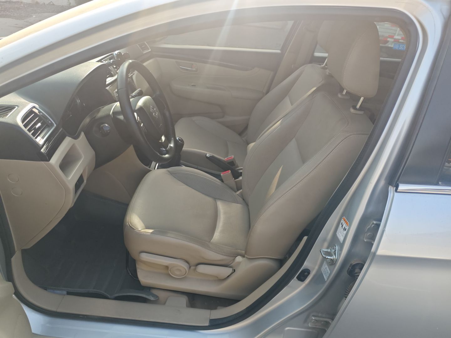 المقاعد الأمامية داخل السيارة