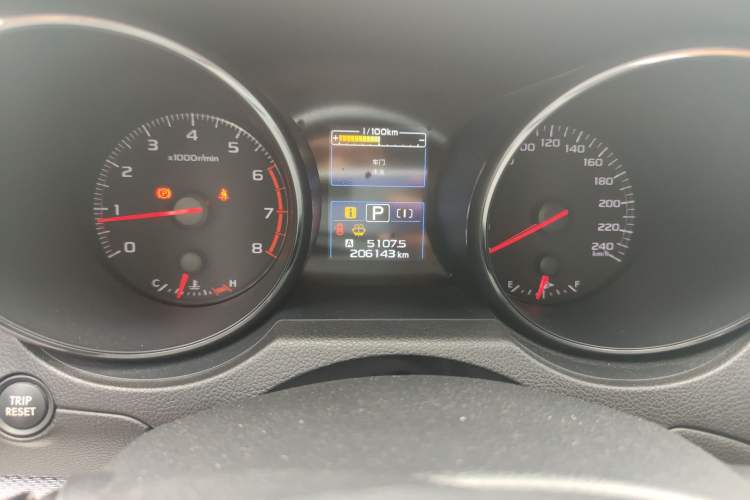 Used Subaru Outback 2015 2.5i Classic Edition Odometer Close Up