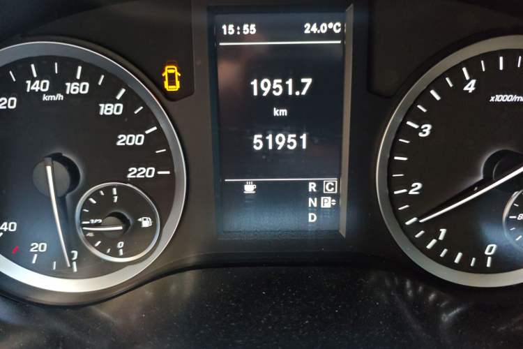 Used Mercedes-Benz Vito 2023 2.0T Business Version 7 Seats Odometer Close Up