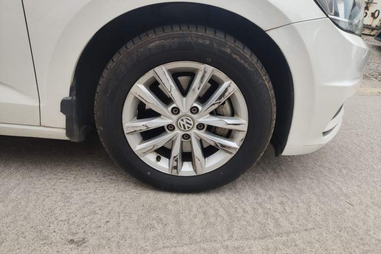 Used Volkswagen Touran 2016 Volkswagen Touran L 280TSI DSG Comfort Edition Right Front Wheel Hub