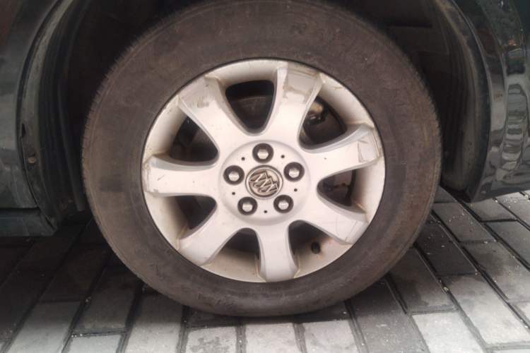 Used Buick LaCrosse 2006 2.4 Luxury Model Right Front Wheel Hub