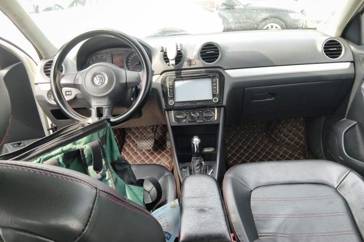 Used Volkswagen Jetta 2013 1.6L Automatic Comfort Model Center Console