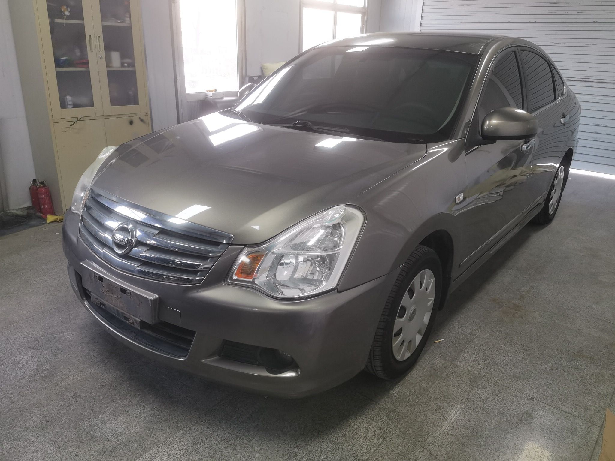 Под передней частью автомобиля