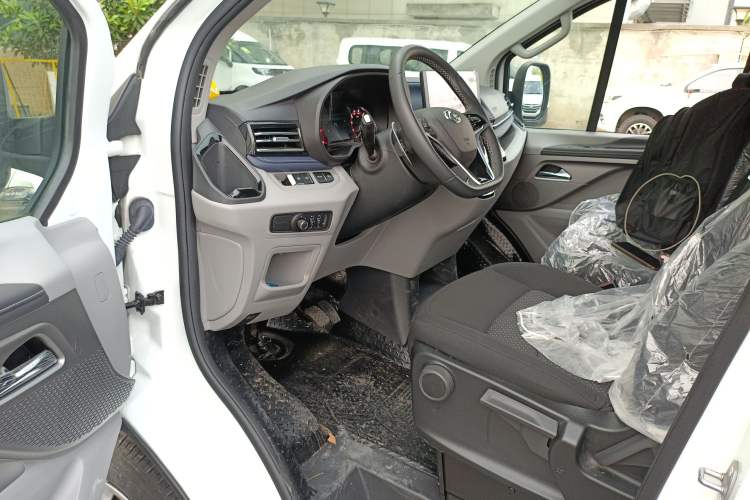 Used SAIC MAXUS Xintu V70 2023 2.0T Elite Edition Automatic Long Wheelbase Mid-Height 6/7 Seats Driver Seat