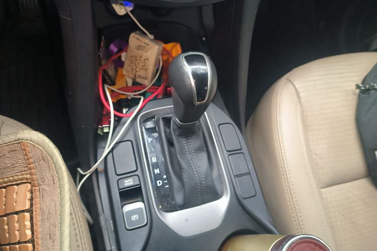 Used Hyundai Santa Fe 2013 2.4L Automatic Two-Wheel Drive Smart Version Gear Lever