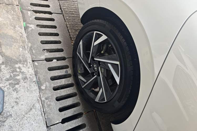 Used Hyundai Elantra 2023 1.5L CVT LUX Prestige Edition
