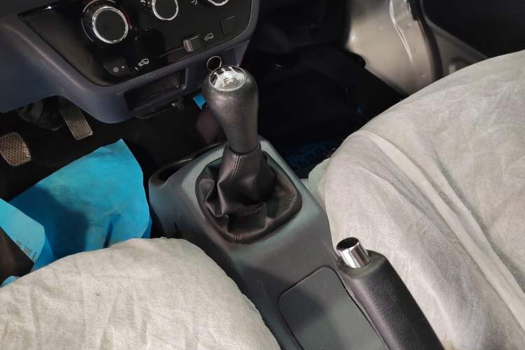 Used Jinbei Hiace X30 2023 1.5L Super-Comfortable Passenger Van 5/6/7-Seater Non-Air-Conditioned Version Model SWC15M