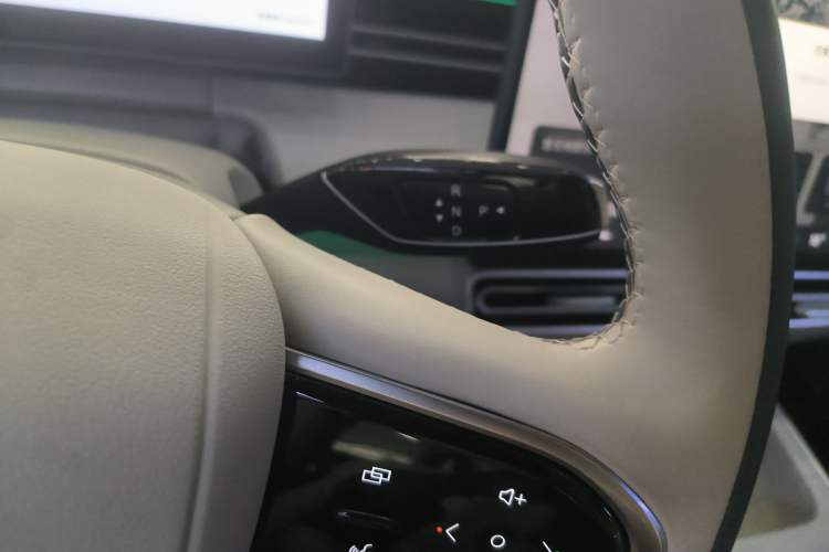 Used Chery Fengyun A8L 2025 1.5 TGDI 145 km Luxury Version Gear Lever