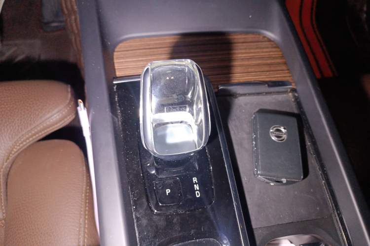 Used Volvo XC60 New Energy 2023 T8 Plug-in Hybrid Long-Range All-Wheel Drive Smart Luxury Edition Gear Lever