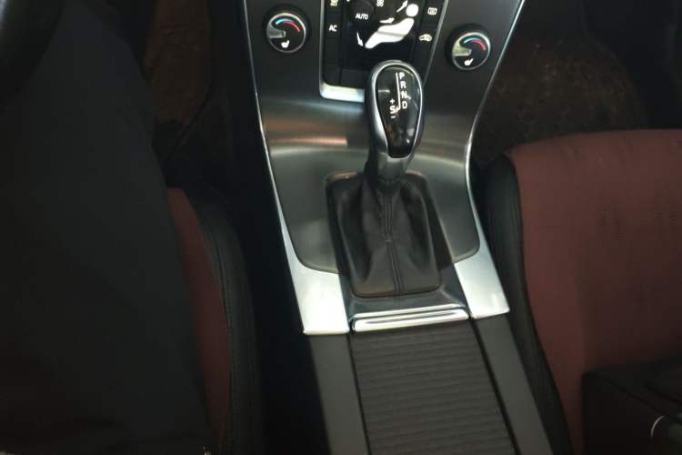 Used Volvo V60 2014 T5 Zhiyi Edition