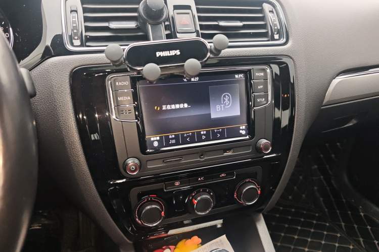 Used Volkswagen Sagitar 2018 1.6L Automatic Comfort Model Audio And AC Panel