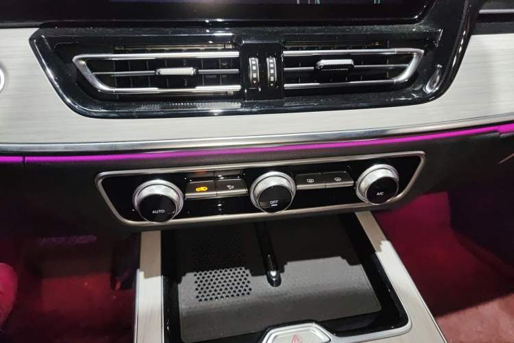 Used Hongqi HS5 2025 2.0T Two-Wheel-Drive Xuan Ying Edition Audio And AC Panel