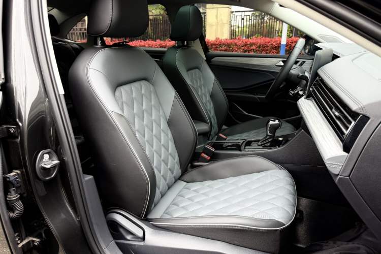 Used Volkswagen Sagitar 2025 300TSI DSG Excellence Edition Right Front Seat