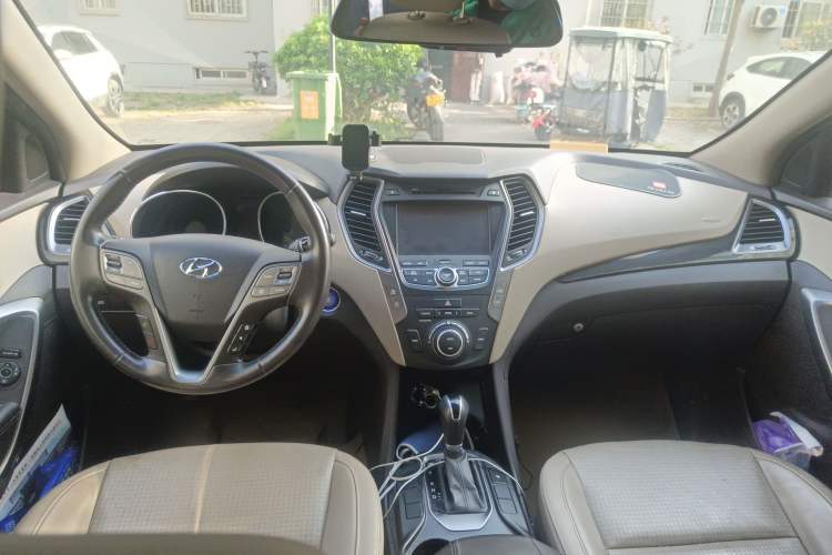 Used Hyundai Santa Fe Classic 2013 Facelift 3.0L 4x4 Comfort Edition with Navigation Euro IV compliant Center Console