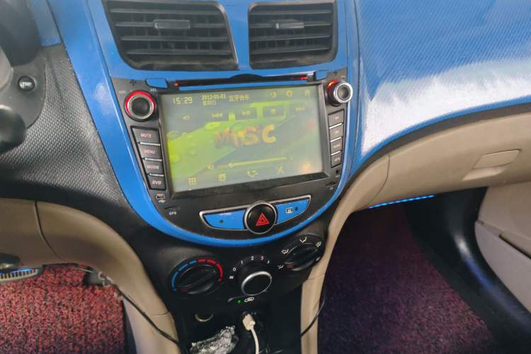 Used Hyundai Verna (older generation) 2014 1.4L Automatic Fashion GS Model Audio And AC Panel