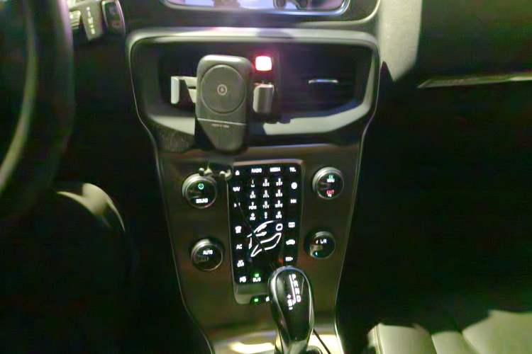 Used Volvo V40  Gear Lever