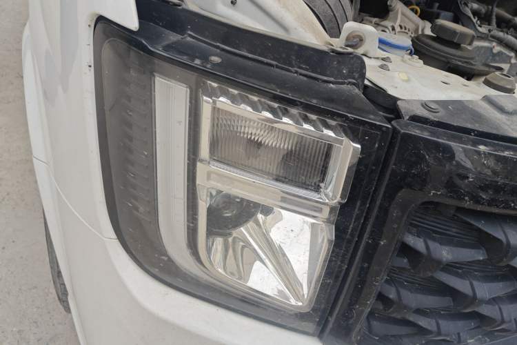 Used JMC Fushun 2022 2.0T Manual Multi-Function Passenger Vehicle Mid-Range High Roof 6-7 Seats Right Front Headlight