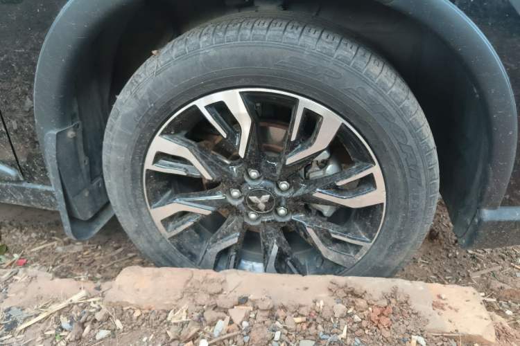 Used Mitsubishi Outlander 2019 2.4L 4x4 Zhi Xiang Edition 5 Seats China VI Standard
