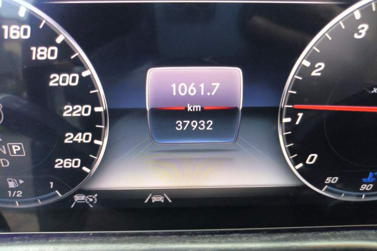 Used Mercedes-Benz G-Class 2022 G 500 Odometer Close Up