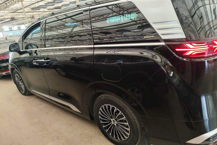 Used Denza D9 2022 DM-i 970 Four-Wheel Drive Prestige Model
