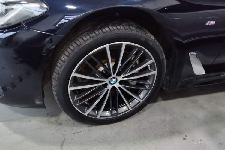 Used BMW 5 Series 2021 Facelifted 530Li Leading Edition M Sport Package Left Front Wheel Hub