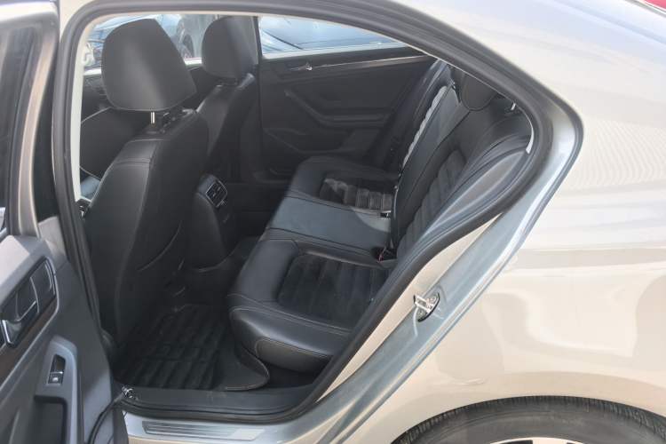 Used Volkswagen Sagitar 2015 230TSI Manual Luxury Edition
