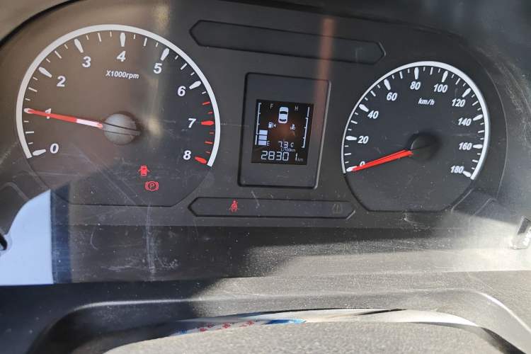 Used FORTHING Lingzhi 2020 M5L 1.6L Base Model 7 Seats Odometer Close Up