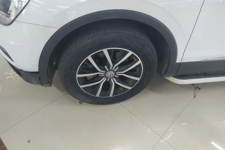 Used Volkswagen Tiguan L 2017 330TSI Automatic Two-Wheel Drive Comfort Edition Exterior 4