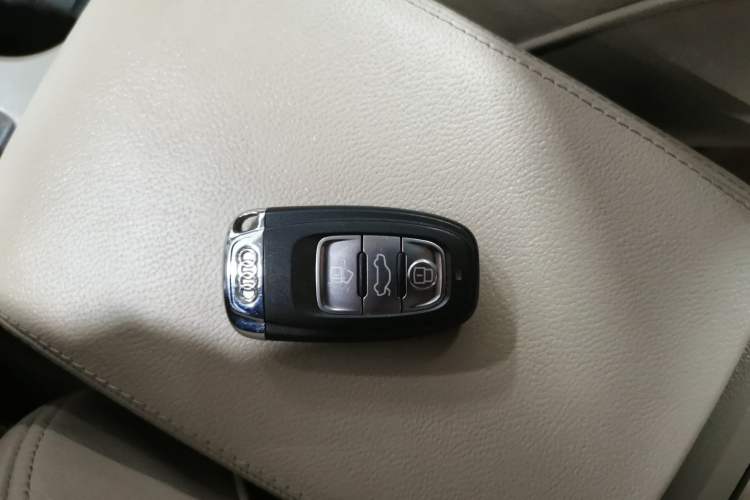 Used Audi A4L 2012 2.0 TFSI automatic Comfort trim level Vehicle Key