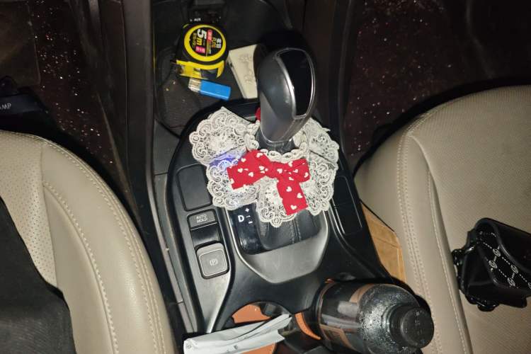 Used Hyundai Santa Fe 2015 2.4L Automatic Two-Wheel Drive Smart Version 5 Seats Gear Lever