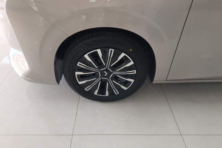 Used Wuling Starlight 730 2025 Model Plug-in Hybrid 125km Luxury Edition
