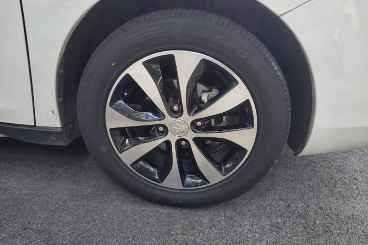 Used Venucia M50V 2017 1.6L XL CVT Luxury Edition Right Front Wheel Hub