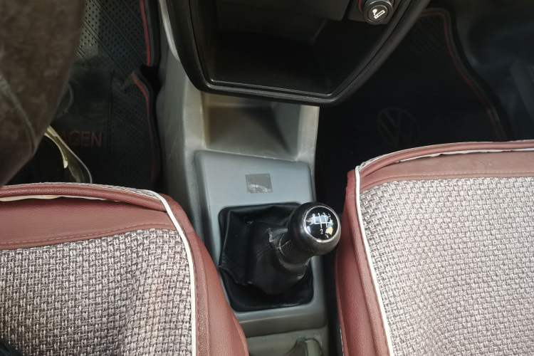 Used Volkswagen Jetta 2005 CIF Partner Audio And AC Panel