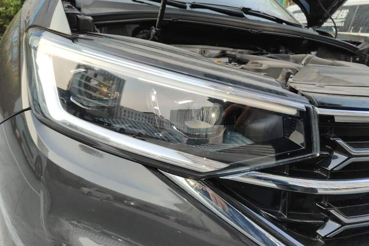 Used Volkswagen Tayron 2024 300TSI Two-Wheel-Drive Luxury Plus Advanced Version Right Front Headlight