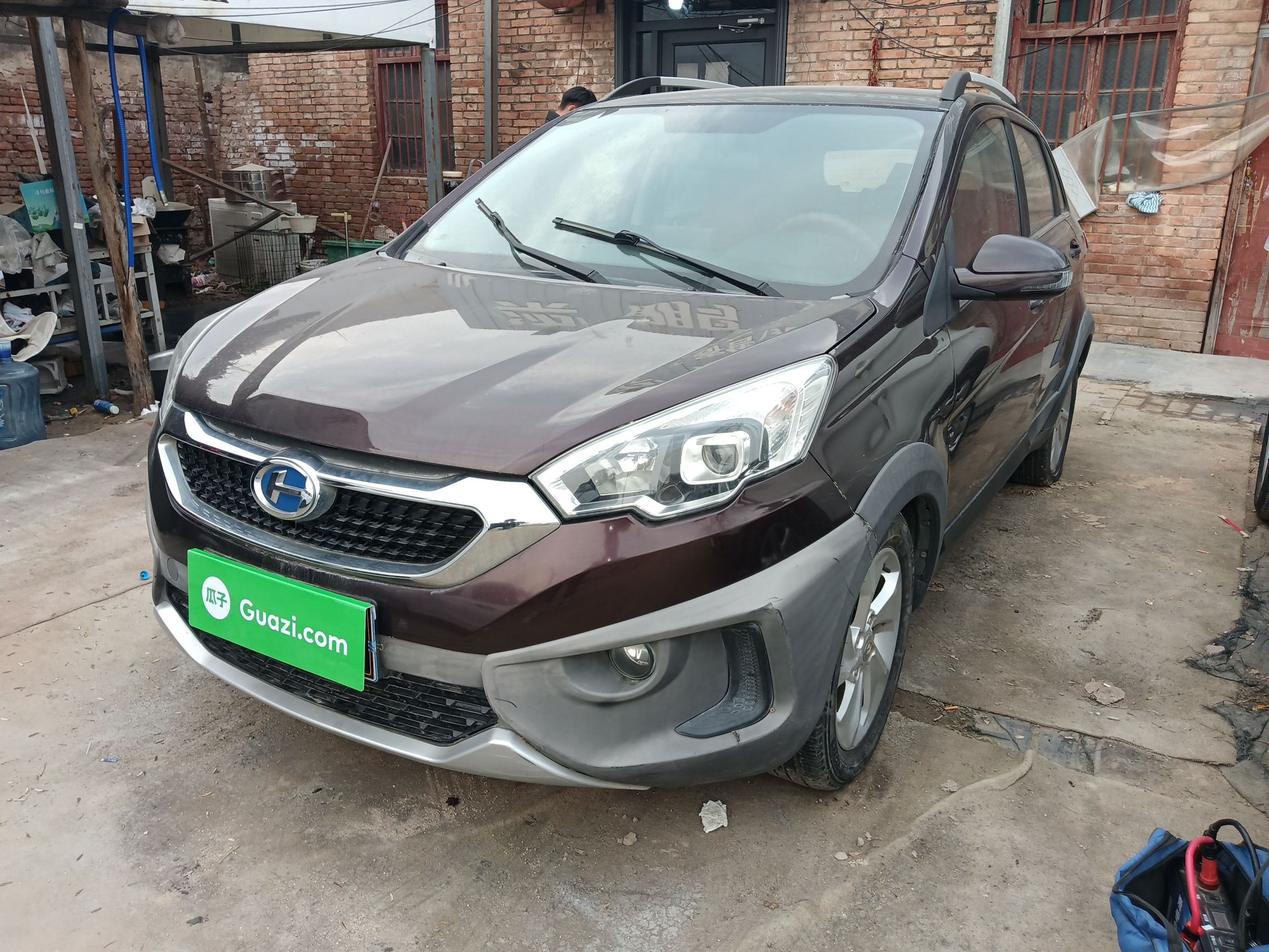 Под передней частью автомобиля