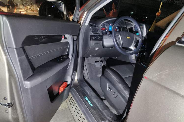 Used Chevrolet Captiva 2015 2.4L 4x4 Flagship Edition 7-Seater