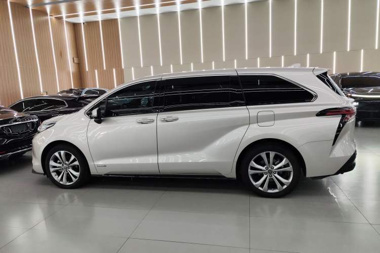 Used Toyota Sienna 2023 2.5L Hybrid Deluxe Edition
