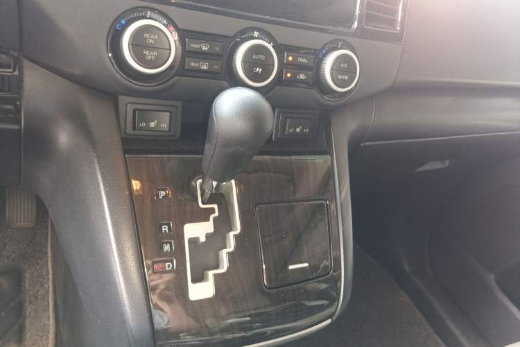 Used Mazda 8 2015 2.5L Elite Edition Gear Lever