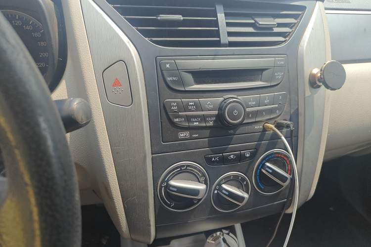 Used Venucia R50 2015 1.6L Automatic Fashion Edition
