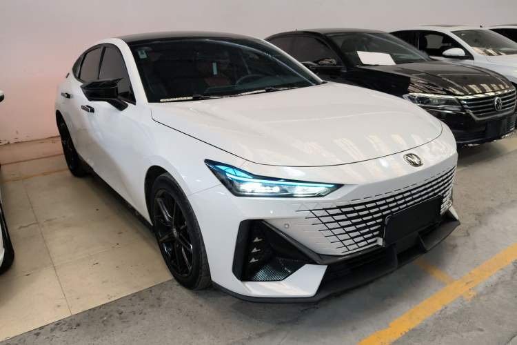 Used CHANGAN UNI-V 2022 1.5T Prestige Version Front Right 45 Deg