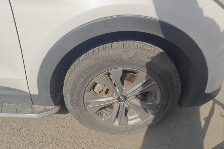 Used Hyundai Santa Fe 2013 2.4L Automatic 2WD Comfort Edition Right Front Wheel Hub