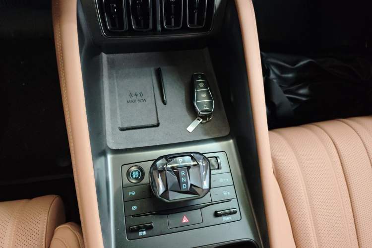 Used BYD Song L EV 2025 Intelligent Driving Version 662 km LiDAR Excellence Edition Gear Lever