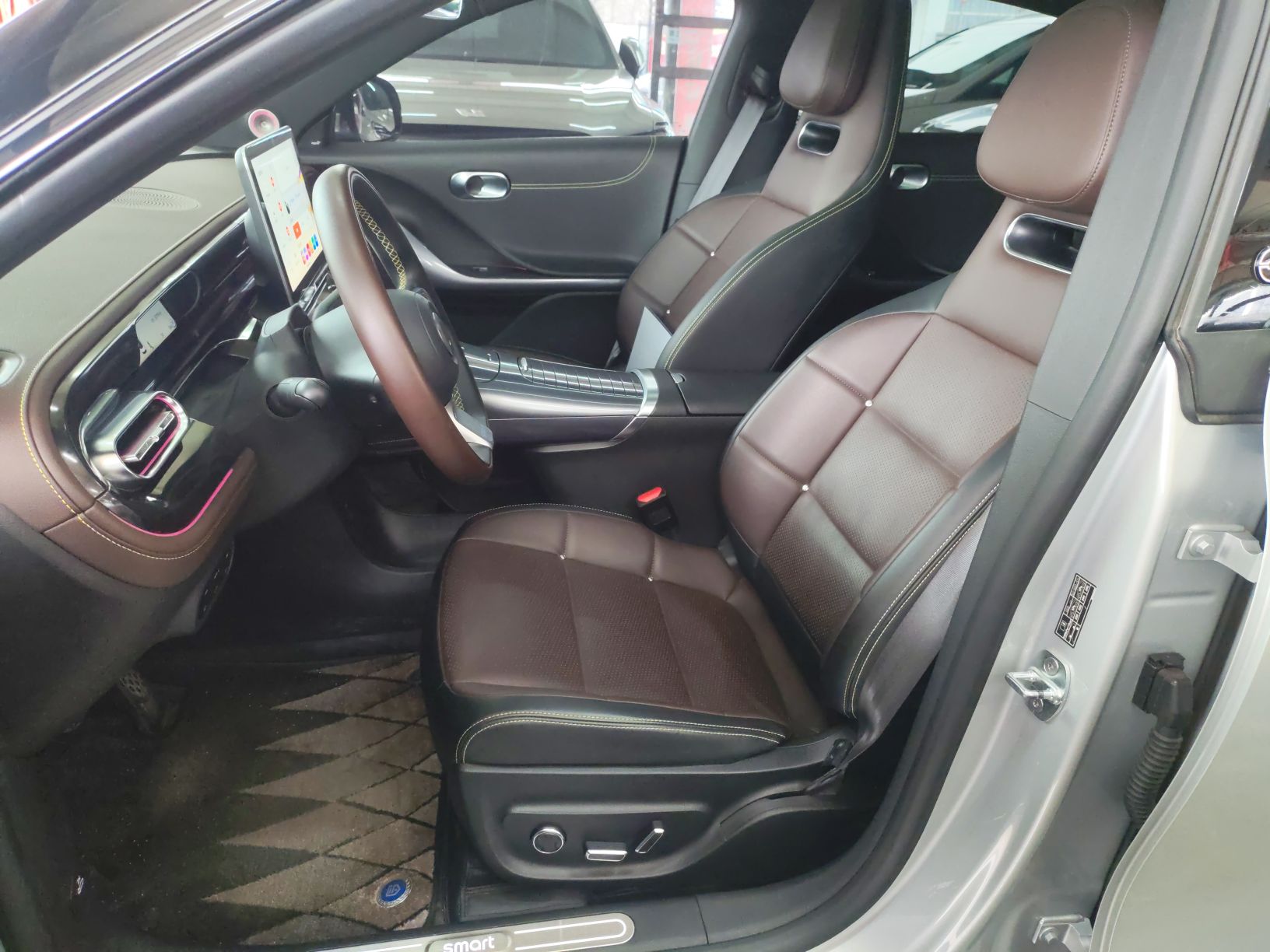 المقاعد الأمامية داخل السيارة