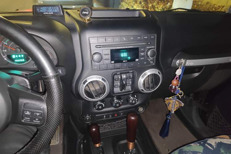 Used Jeep Wrangler 2014 2.8TD Sahara Four-Door Edition Audio And AC Panel