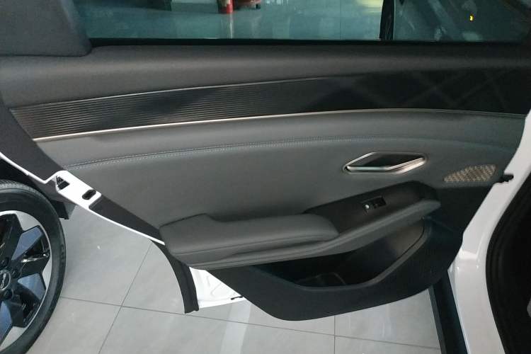 Used BYD Qin L 2025 DM-i Smart Drive 120KM Leading Model