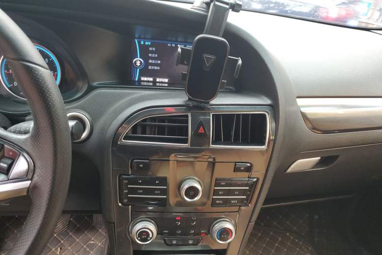 Used Brilliance V5 2016 1.5T Automatic Two-Wheel Drive Smart Version Audio And AC Panel